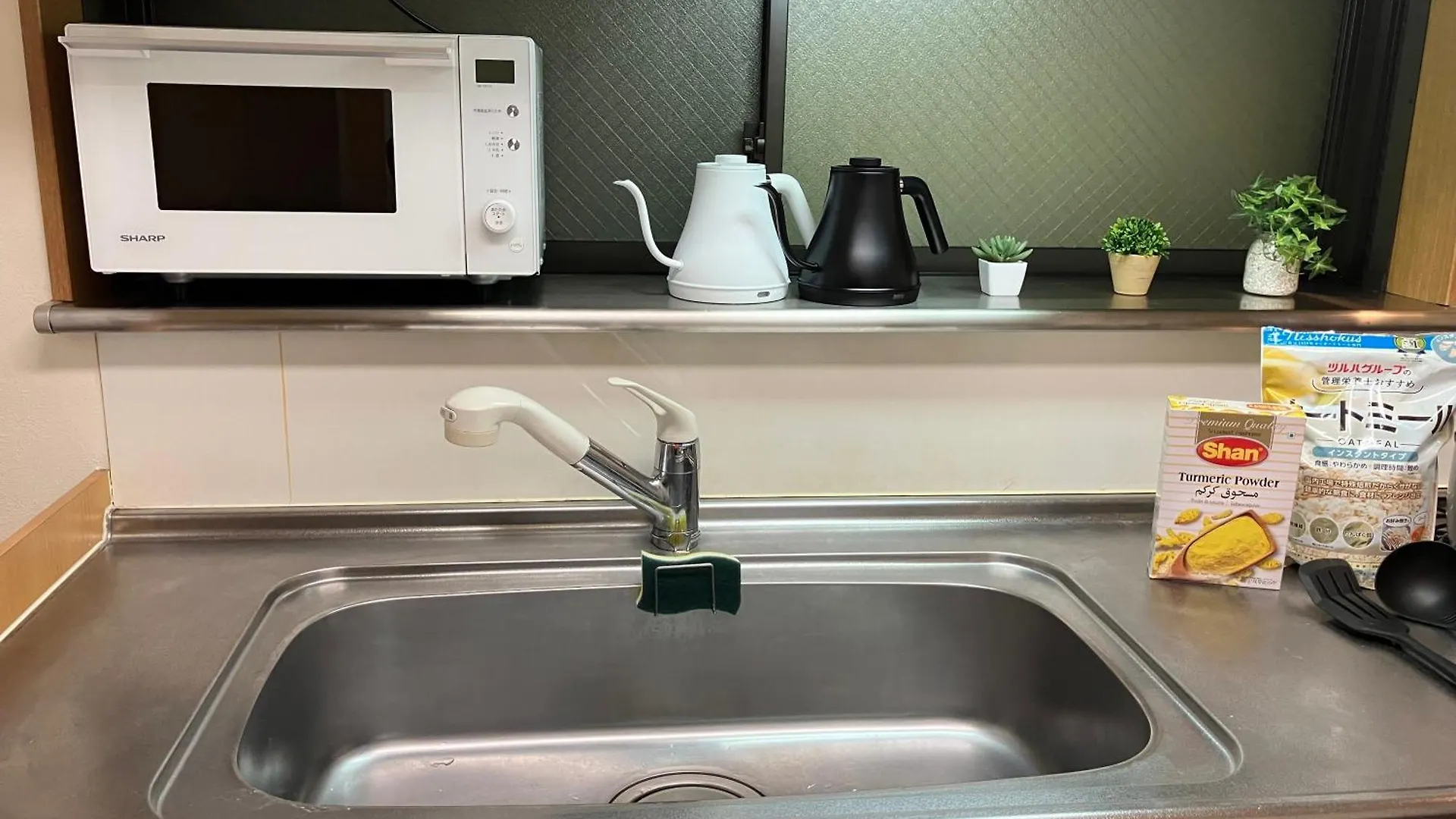 Entire Hotel Beside Asakusa, Ueno, Akihabara And Tokyo Skytree Tower Between 3 Train Stations And Contains 3 Bedrooms, 2 Bathrooms And 2 Toilets For 14 Guests 0*,  Japan